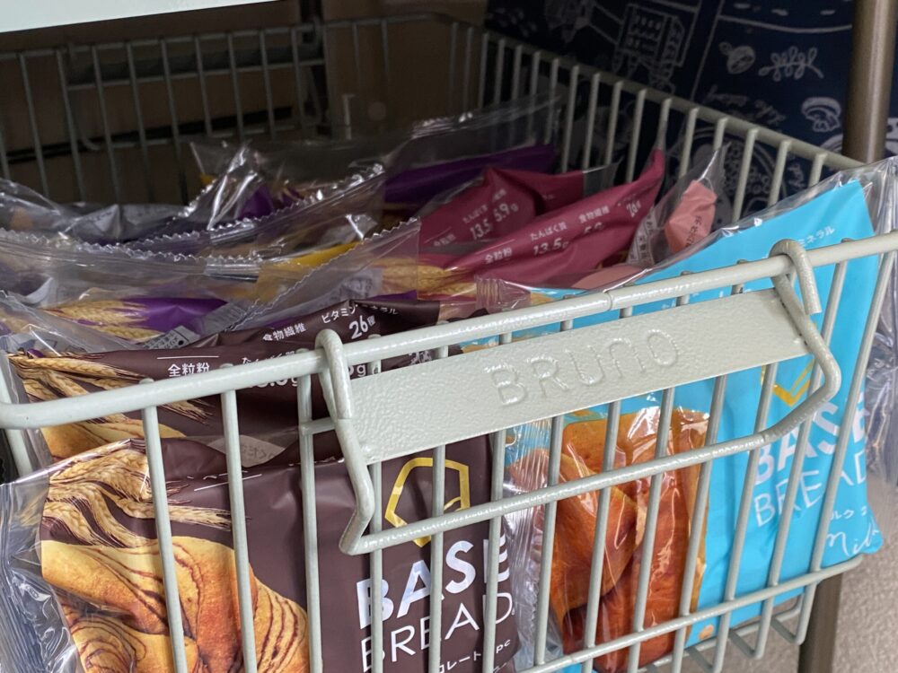 ストックボックスにしまったベースフードのパンたち