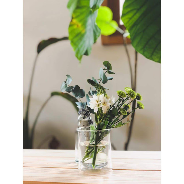 お花の定期便ブルーミーのミニ花束をグラスで楽しむ