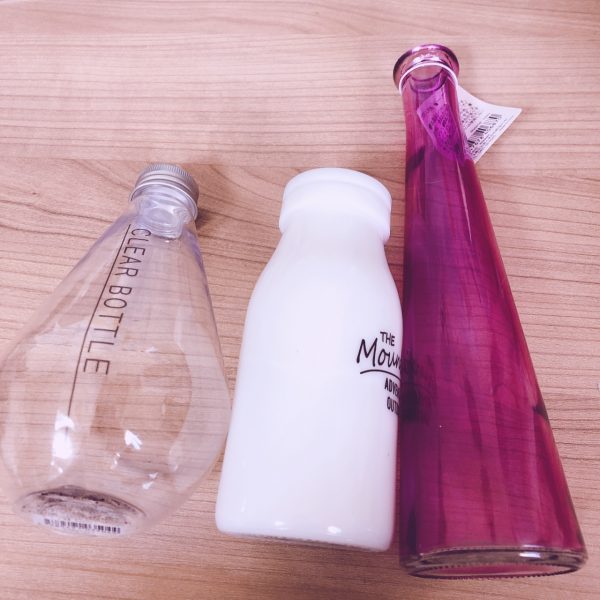 ダイソーで買ってきた花瓶（お花の定期便用のお花飾るやつ）