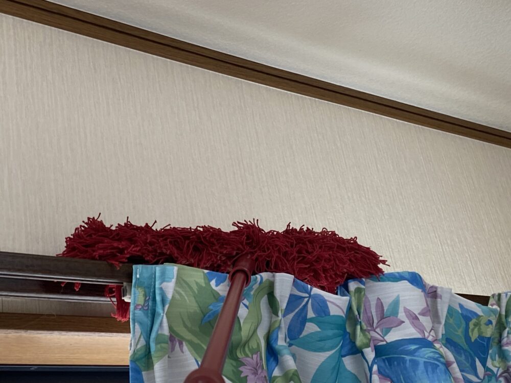 ダスキンモップでカーテンレールも掃除できる