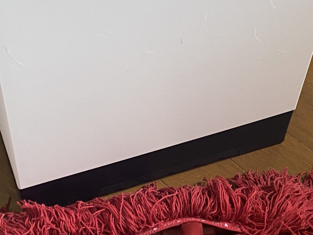 ダスキンモップのごみを吸い取り中のダスキンクリーナー