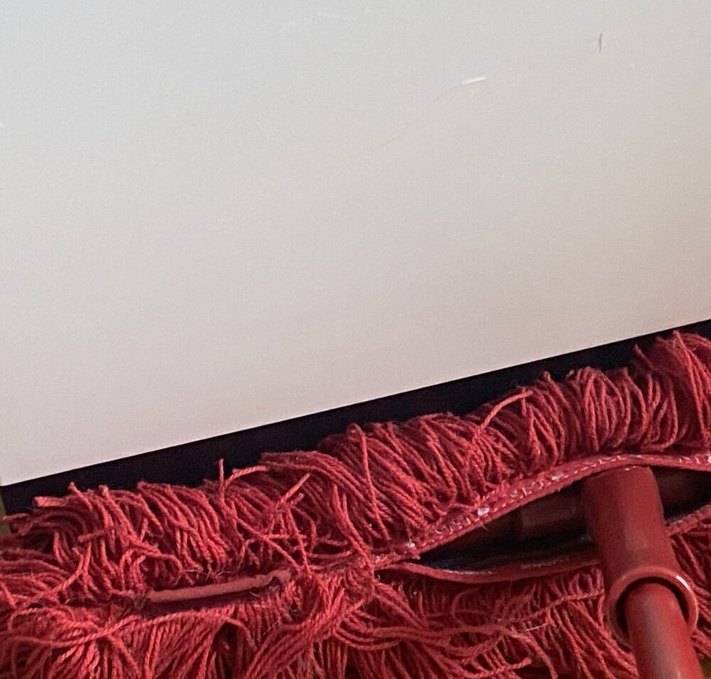 モップのごみは下で吸い取るもよし、上から吸い取ることもできるダスキンのクリーナーは優秀