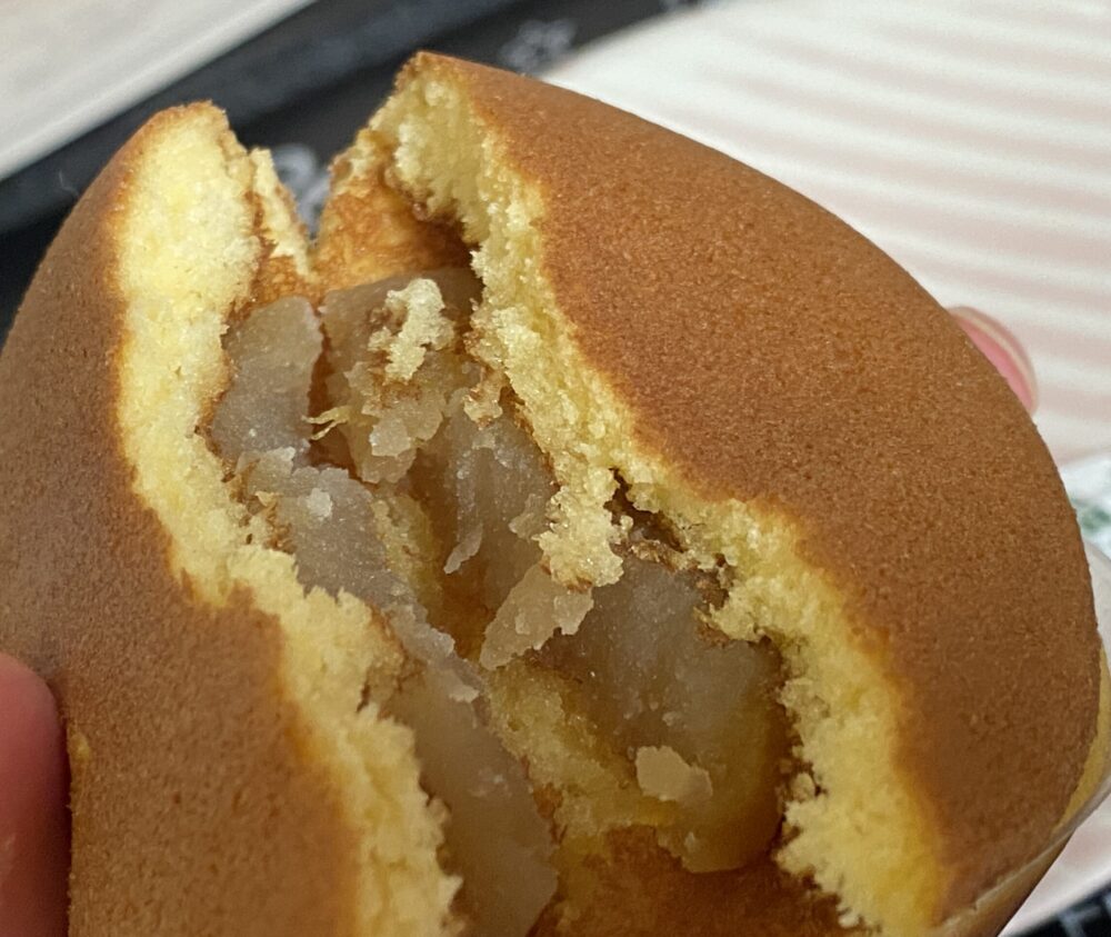 フルーティな餡が入ったどらやきがカフェメゾンに入っていた