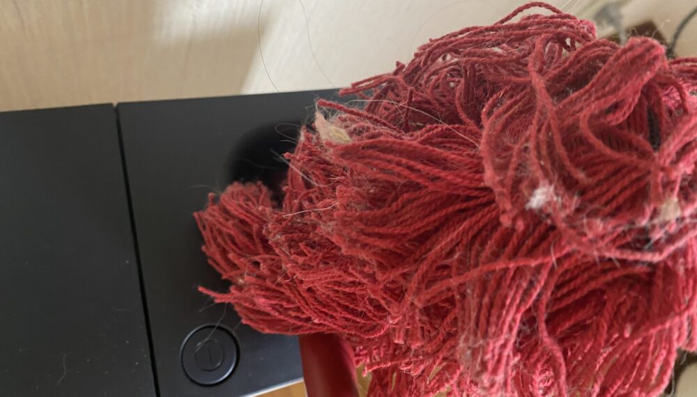 ダスキンモップのごみをクリーナーで吸い取る直前の写真