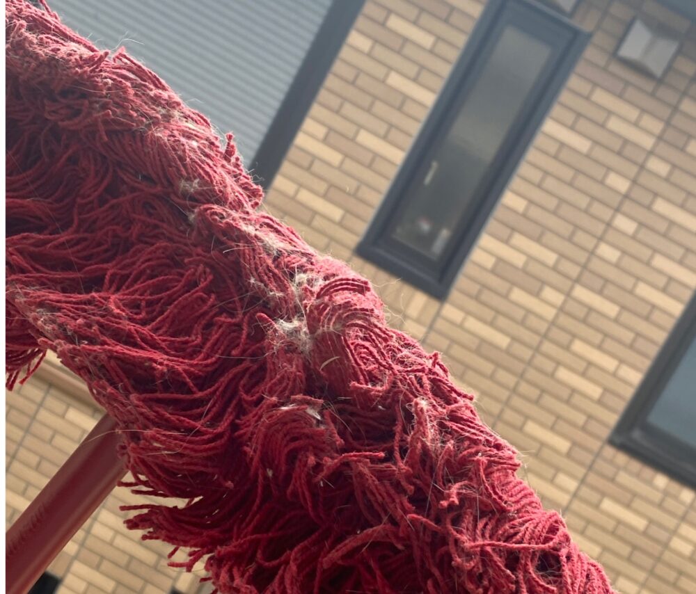 ごみが絡まってきた2週間目のダスキンモップ