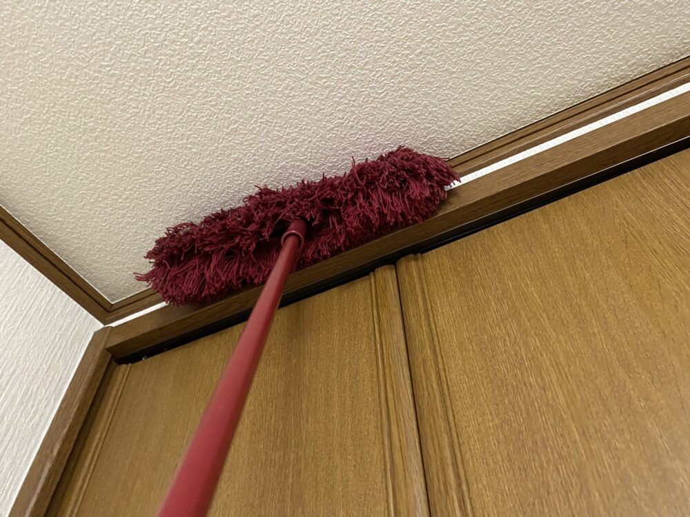 天井とクローゼットの隙間をダスキンモップでお掃除