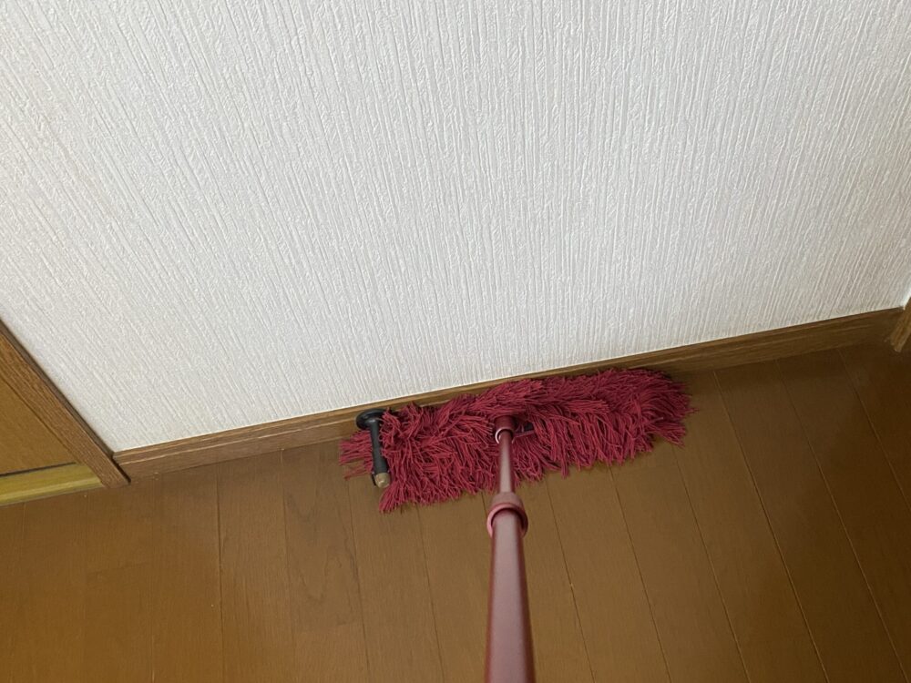 ドアストッパーの下もダスキンモップがあればきれいになる
