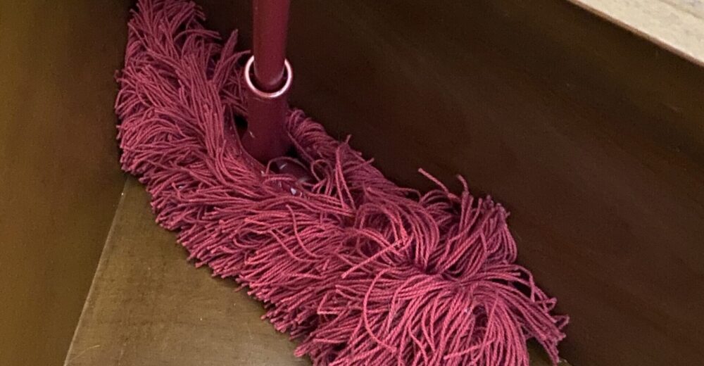 階段の三角形のところもきれいになるダスキンモップ