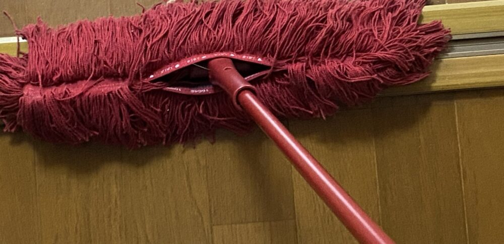 クローゼットのレールがダスキンモップで綺麗にごみが取れた