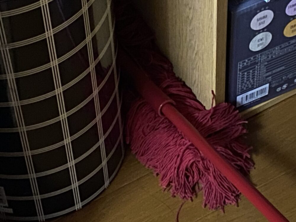 ダスキンモップで隙間の掃除