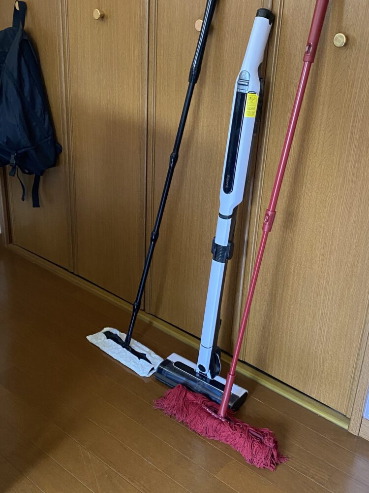 ダスキンモップと掃除機とクイックルワイパー