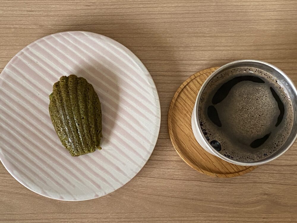イニックコーヒーバリスタメイドと抹茶マドレーヌのペアリング