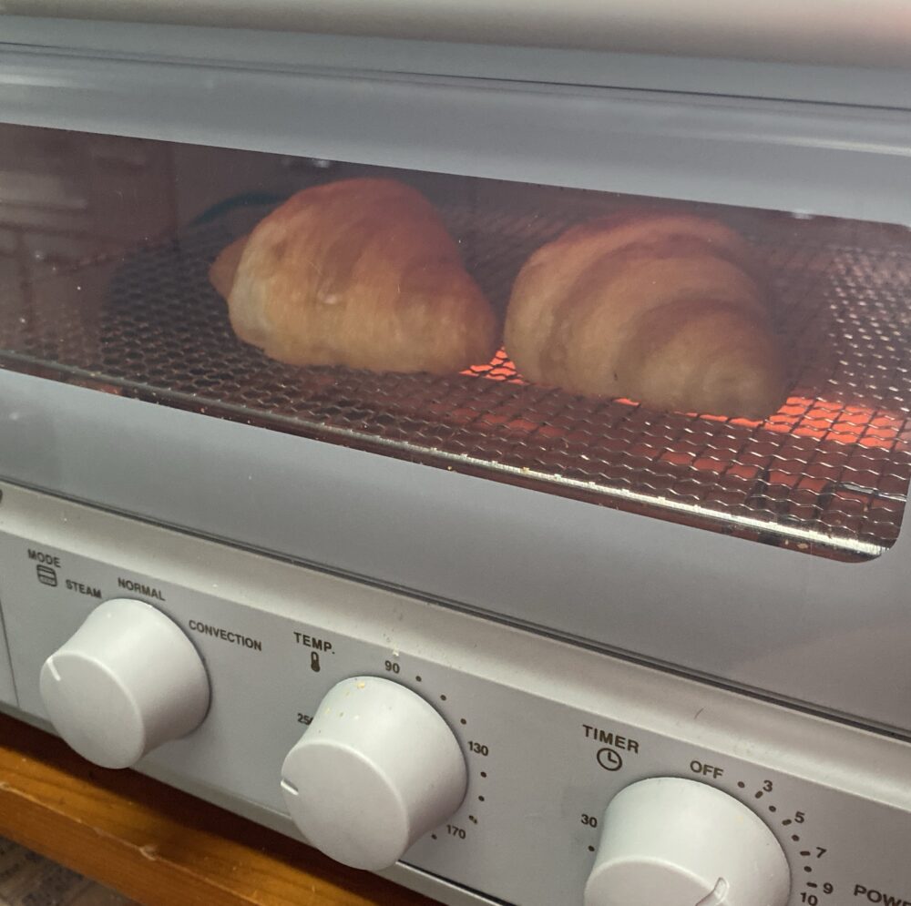スタイルブレッドのクロワッサンをトースターで焼いている最中