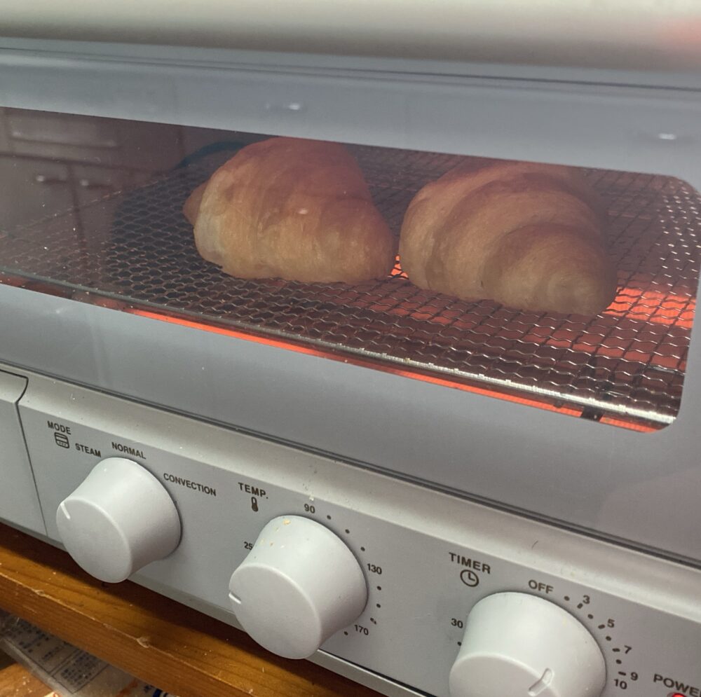 スタイルブレッドの冷凍パンをトースターで焼いてる