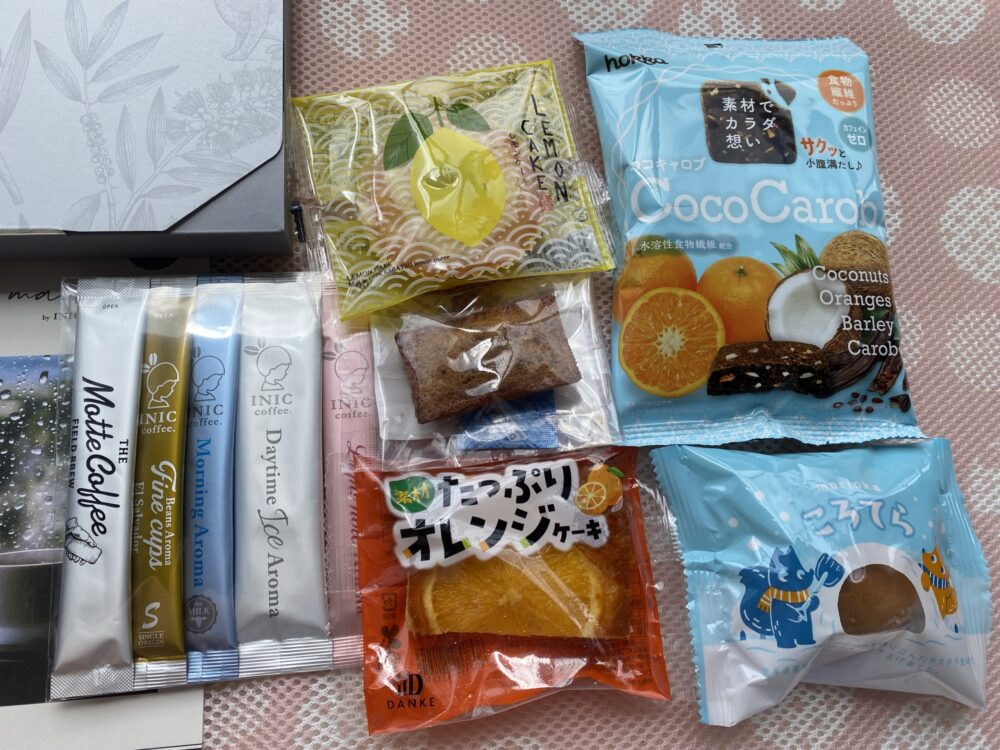 コーヒーとお菓子の定期便カフェメゾン6月のBOXに入っていたインスタントコーヒーとお菓子たち